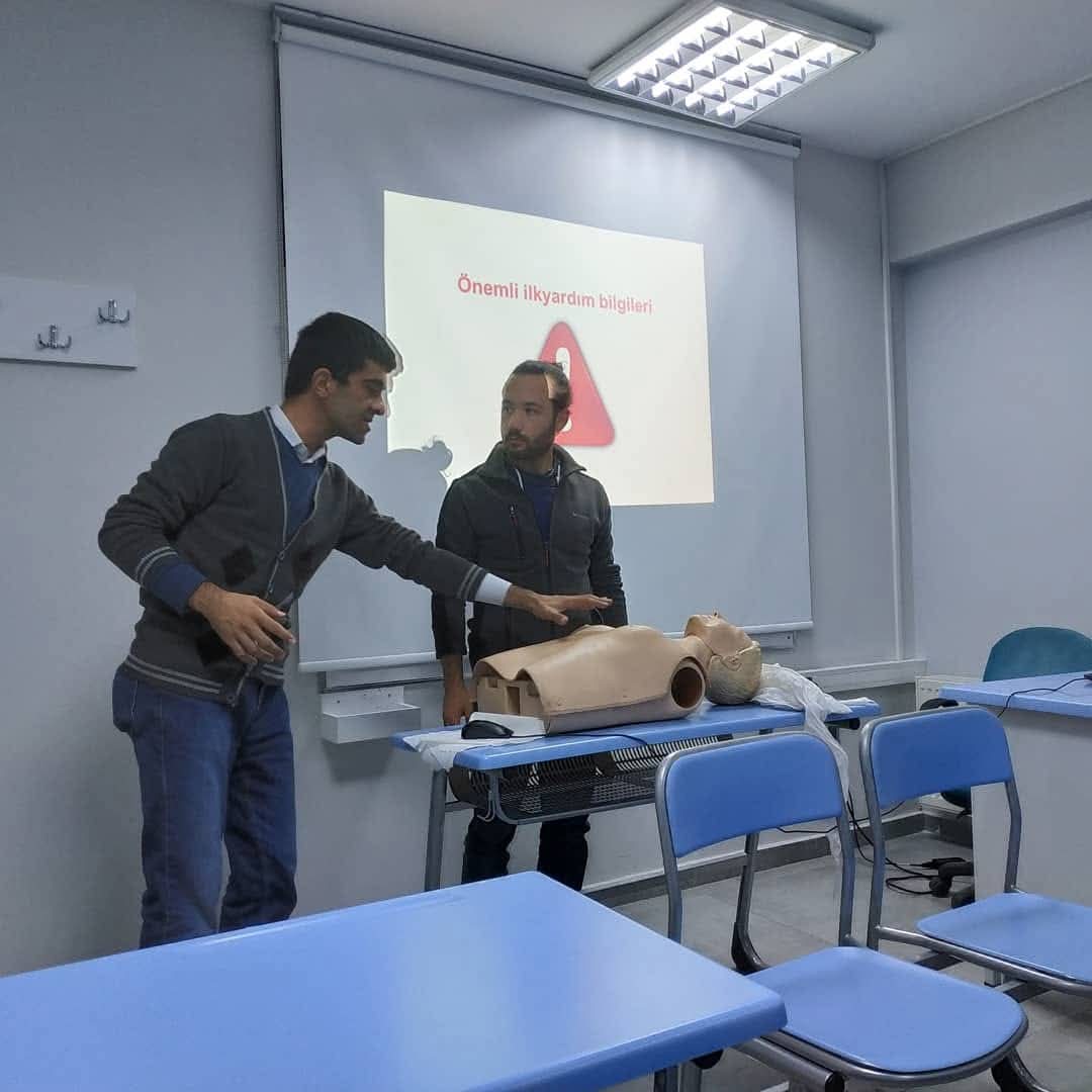 Sınıfta CPR mankeniyle ilk yardım uygulaması